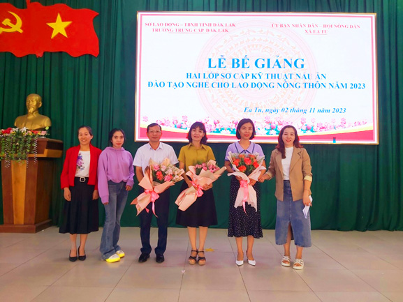 Description: C:\Users\Administrator\AppData\Local\Microsoft\Windows\INetCache\Content.Word\tang hoa lanh dao.jpg