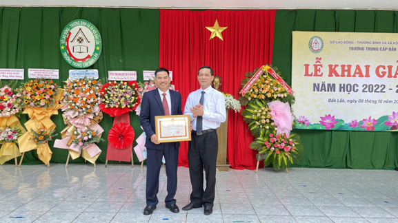 Description: khen truong